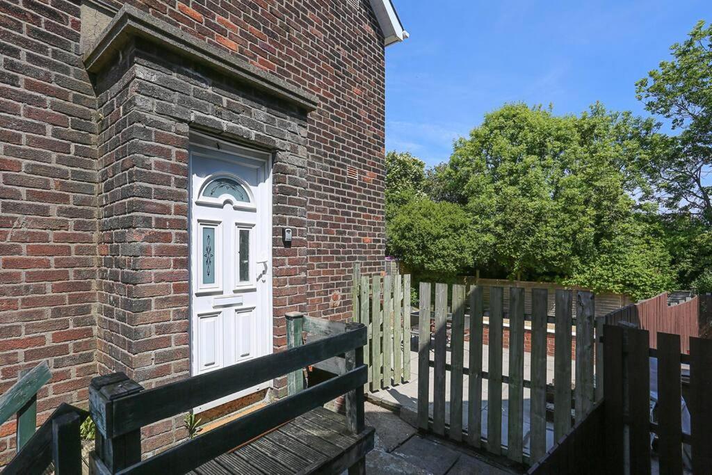 2 Bedroom House In Belfast With Garden Екстериор снимка